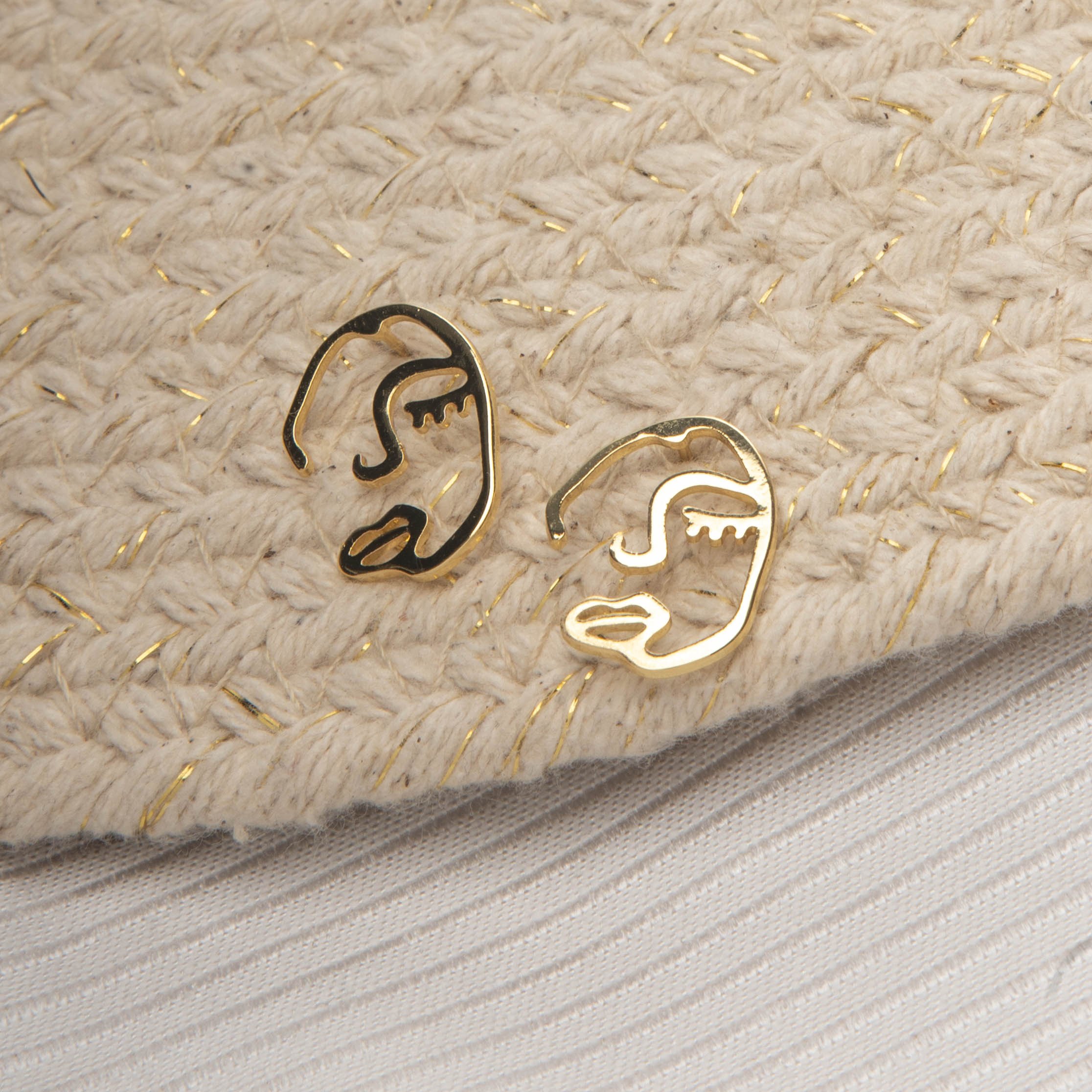 MAIA STUDS