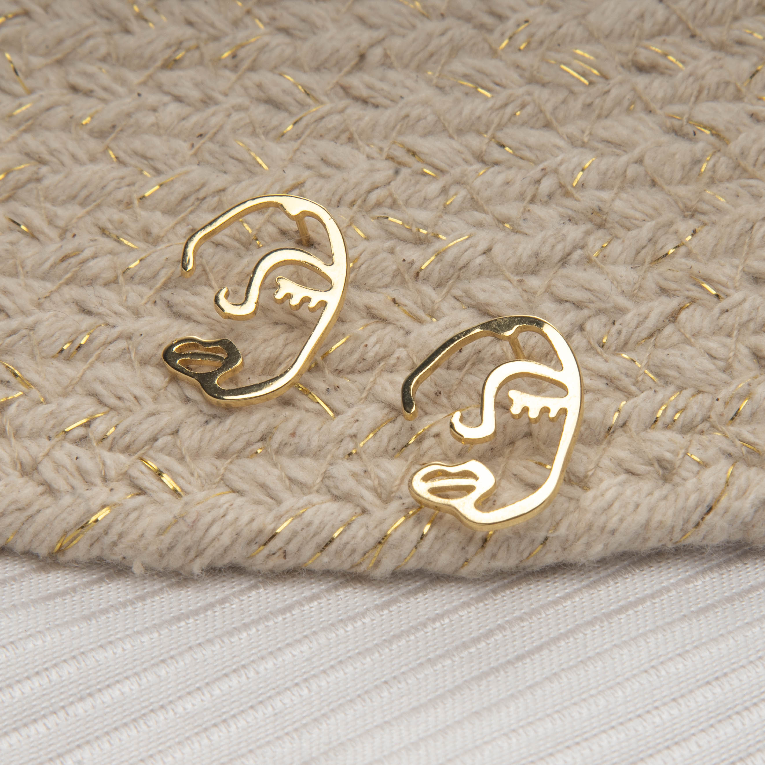 MAIA STUDS