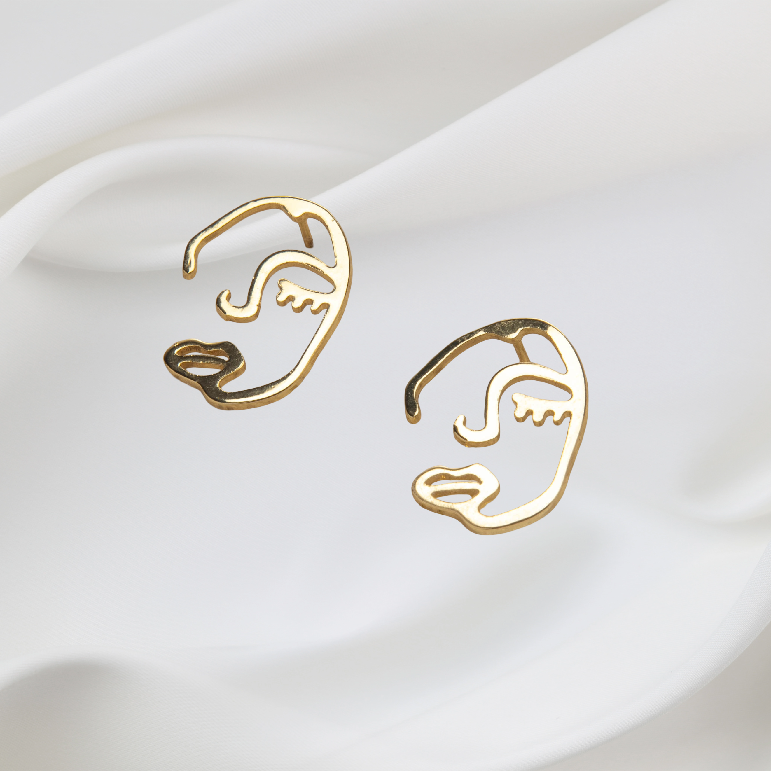 MAIA STUDS